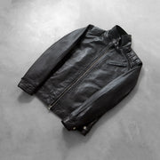 Button &amp; Hem Craftsmanship Construction Detail on Men's Legacy Preto Blusão Biker de Couro para Homem