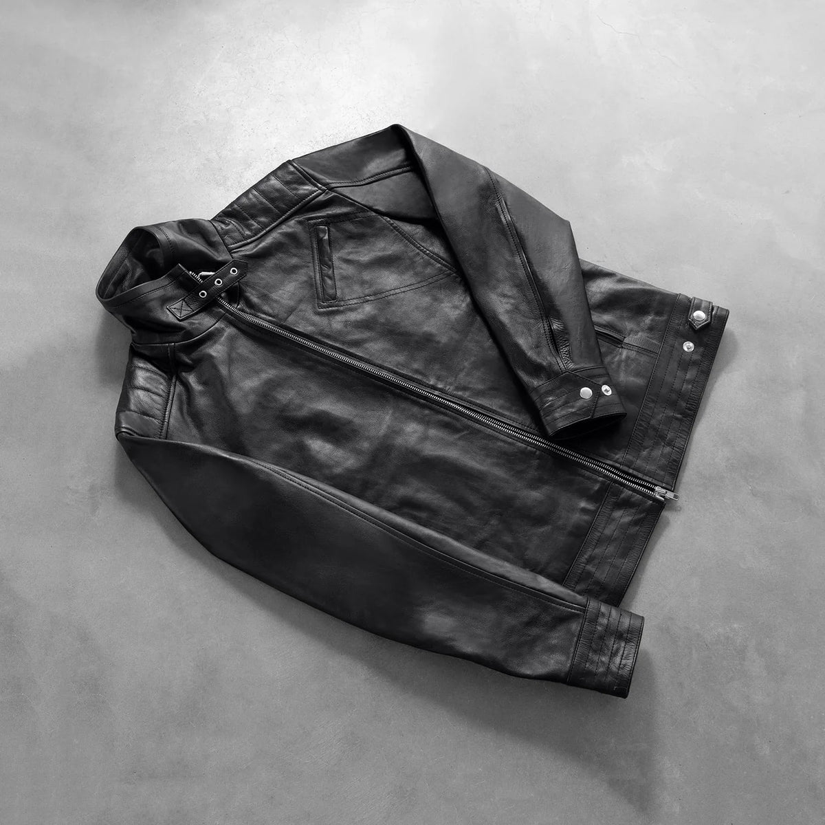 Styled Fit Perspective of Men's Legacy Preto Blusão Biker de Couro para Homem on Model - Natural Daylight Drape