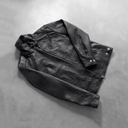Styled Fit Perspective of Men's Legacy Preto Blusão Biker de Couro para Homem on Model - Natural Daylight Drape