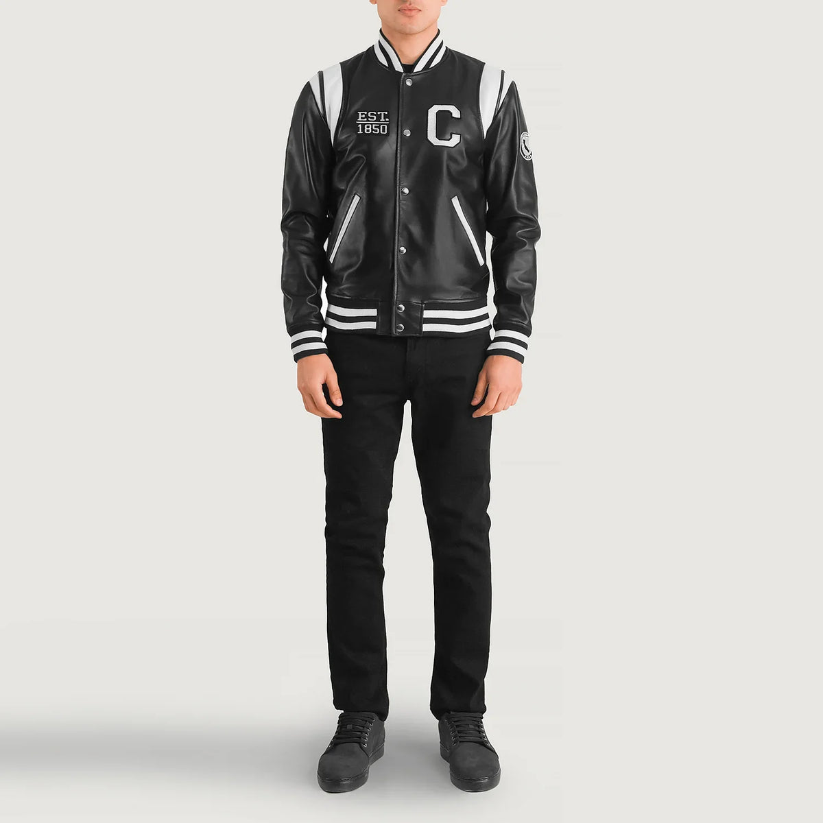 
Liberte California Preto Leather Varsity Jaqueta de Couro para Homem - Vista lateral mostrando o corte ergonómico de mangas