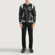 
Liberte California Preto Leather Varsity Jaqueta de Couro para Homem - Vista lateral mostrando o corte ergonómico de mangas