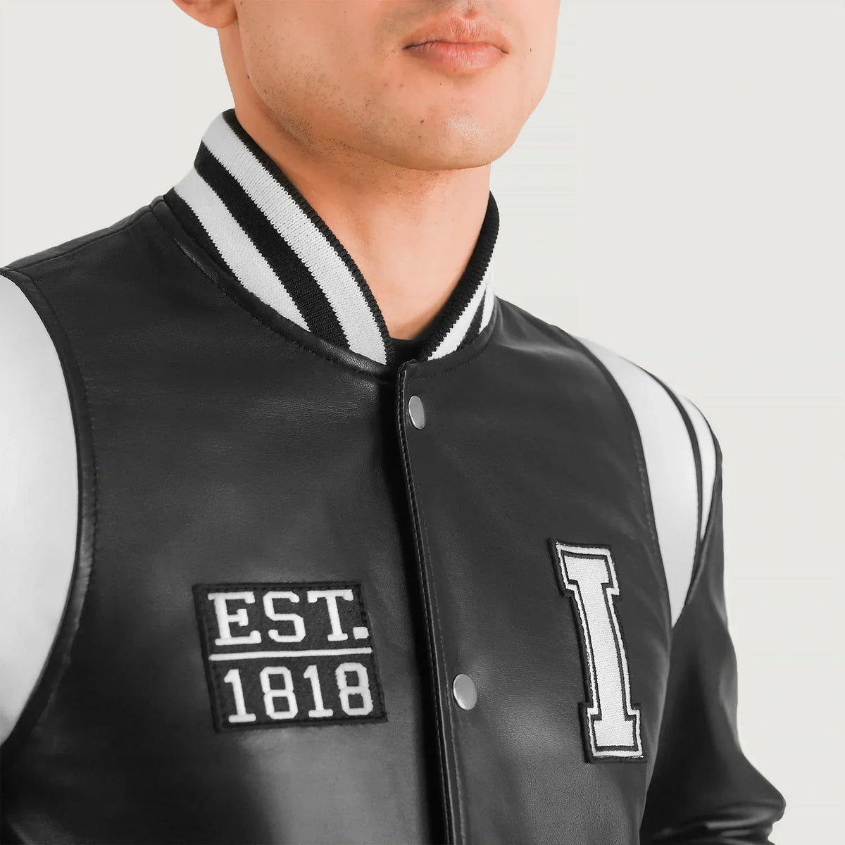 Close-Up Detail of Varsity &amp; Snap Button Hardware on Liberte Illinois Preto Leather Varsity Blusão de Couro para Homem