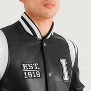 Close-Up Detail of Varsity &amp; Snap Button Hardware on Liberte Illinois Preto Leather Varsity Blusão de Couro para Homem