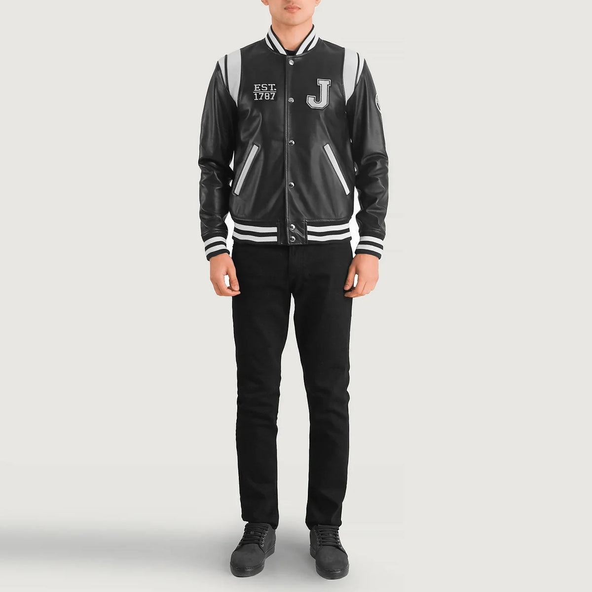 
Liberte New Jersey Preto Leather Varsity Jaqueta de Couro para Homem - Vista lateral mostrando o corte ergonómico de mangas