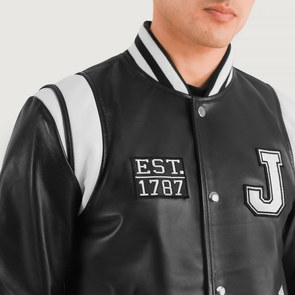 
Vista detalhada of Varsity & Snap Button Hardware on Liberte New Jersey Preto Leather Varsity Jaqueta de Couro para Homem