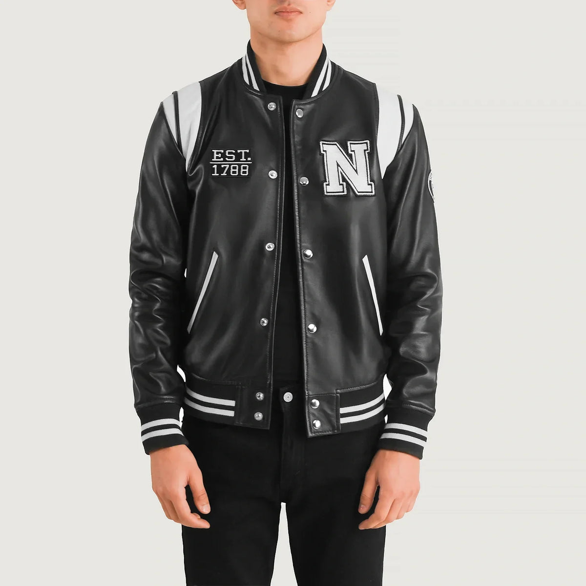 
Liberte New York Preto Leather Varsity Jaqueta de Couro para Homem in Black & White Sheepskin Leather - Vista frontal e silhueta ajustada | Comprar online