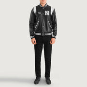 
Liberte New York Preto Leather Varsity Jaqueta de Couro para Homem - Vista lateral mostrando o corte ergonómico de mangas