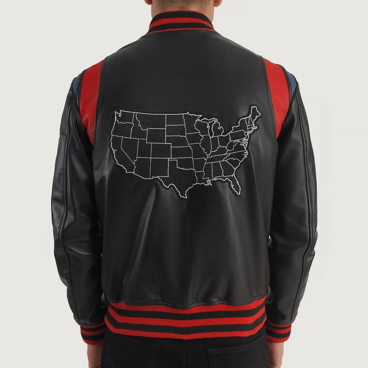 
Liberte USA Black Leather Varsity Jacket - Vista lateral mostrando o corte ergonómico de mangas
