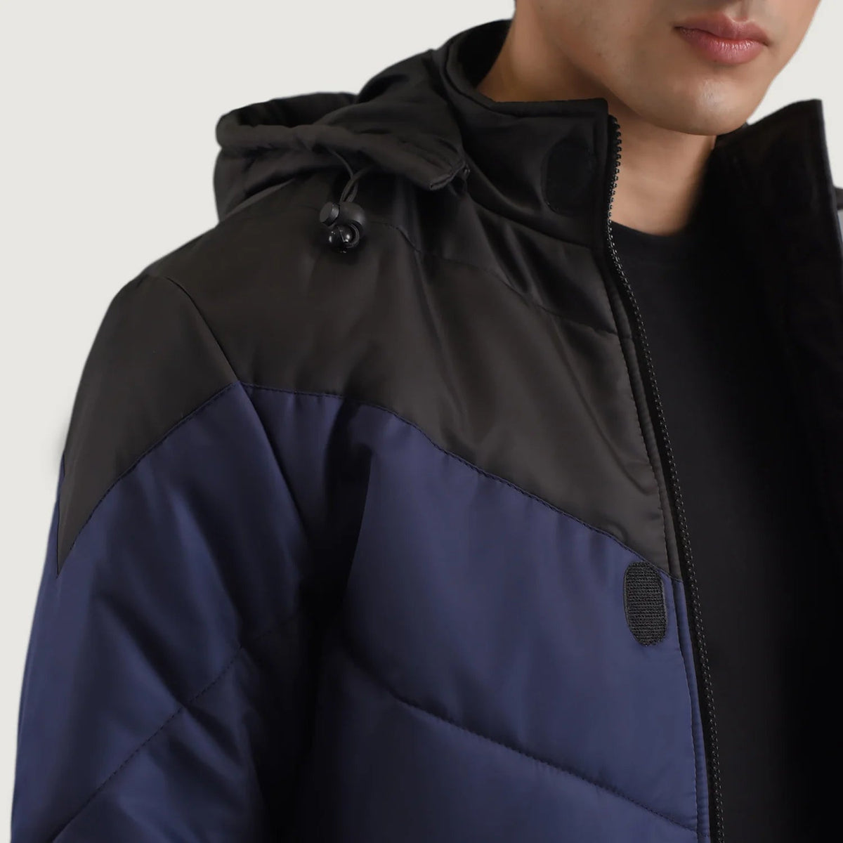 
Vista interior Showing Quilted Viscose Lining & Dois bolsos interiores funcionais