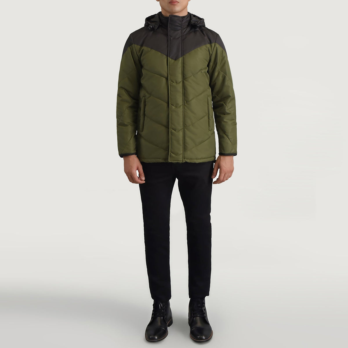 
Luka Preto & Verde Hooded Puffer Jaqueta de Couro para Homem - Vista lateral mostrando o corte ergonómico de mangas