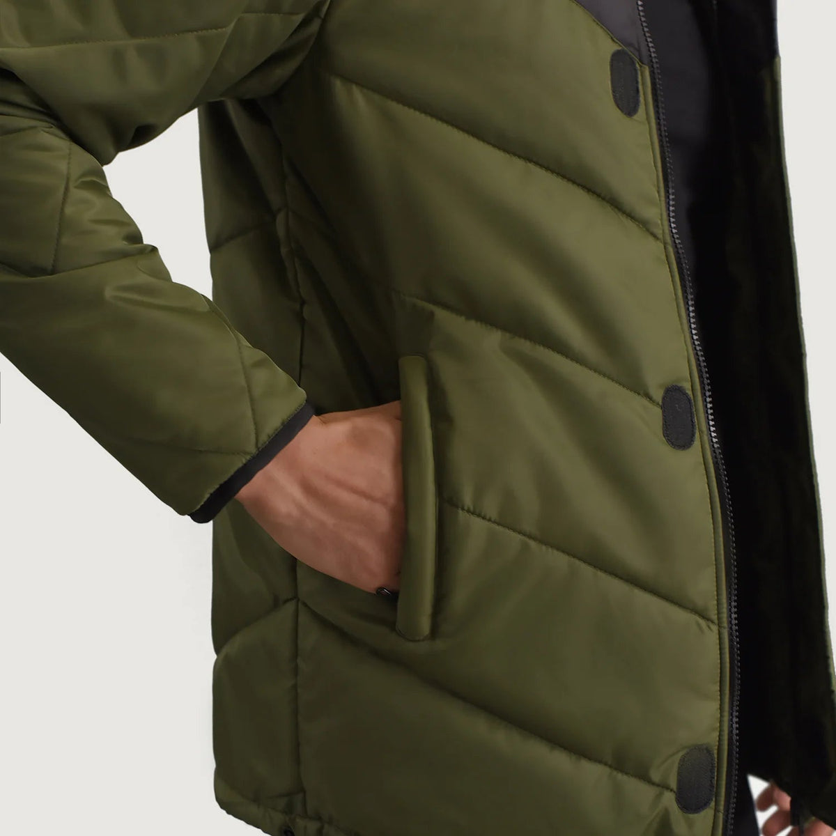 
Vista interior Showing Quilted Viscose Lining & Dois bolsos interiores funcionais