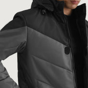 
Vista interior Showing Quilted Viscose Lining & Dois bolsos interiores funcionais