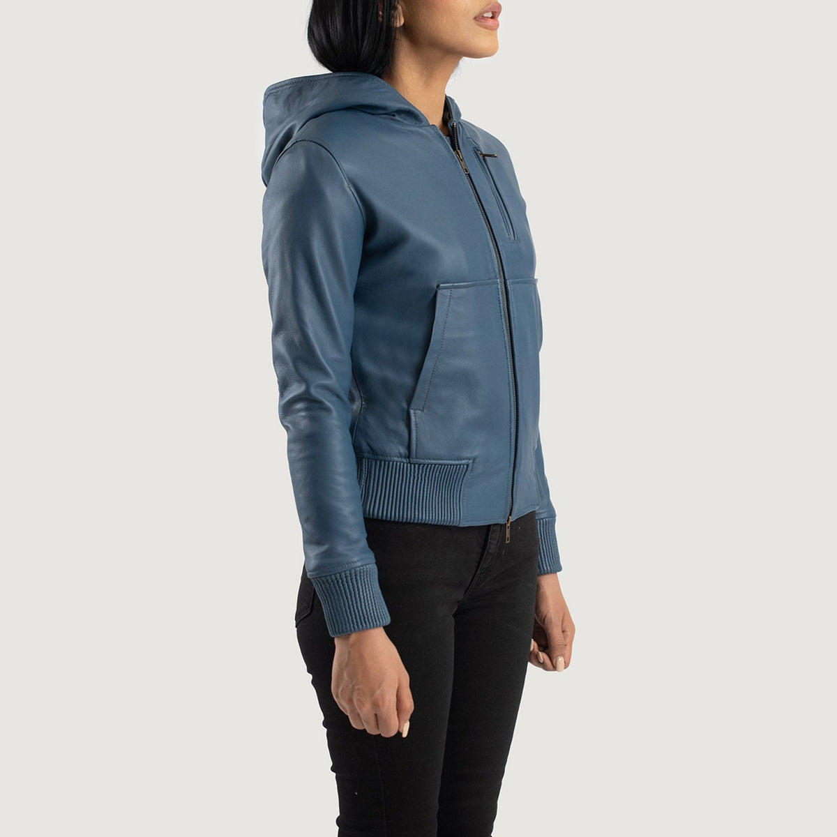 
Blue Sheepskin Leather Bomber Jacket - Vista traseira com ombros definidos e bainha impecável