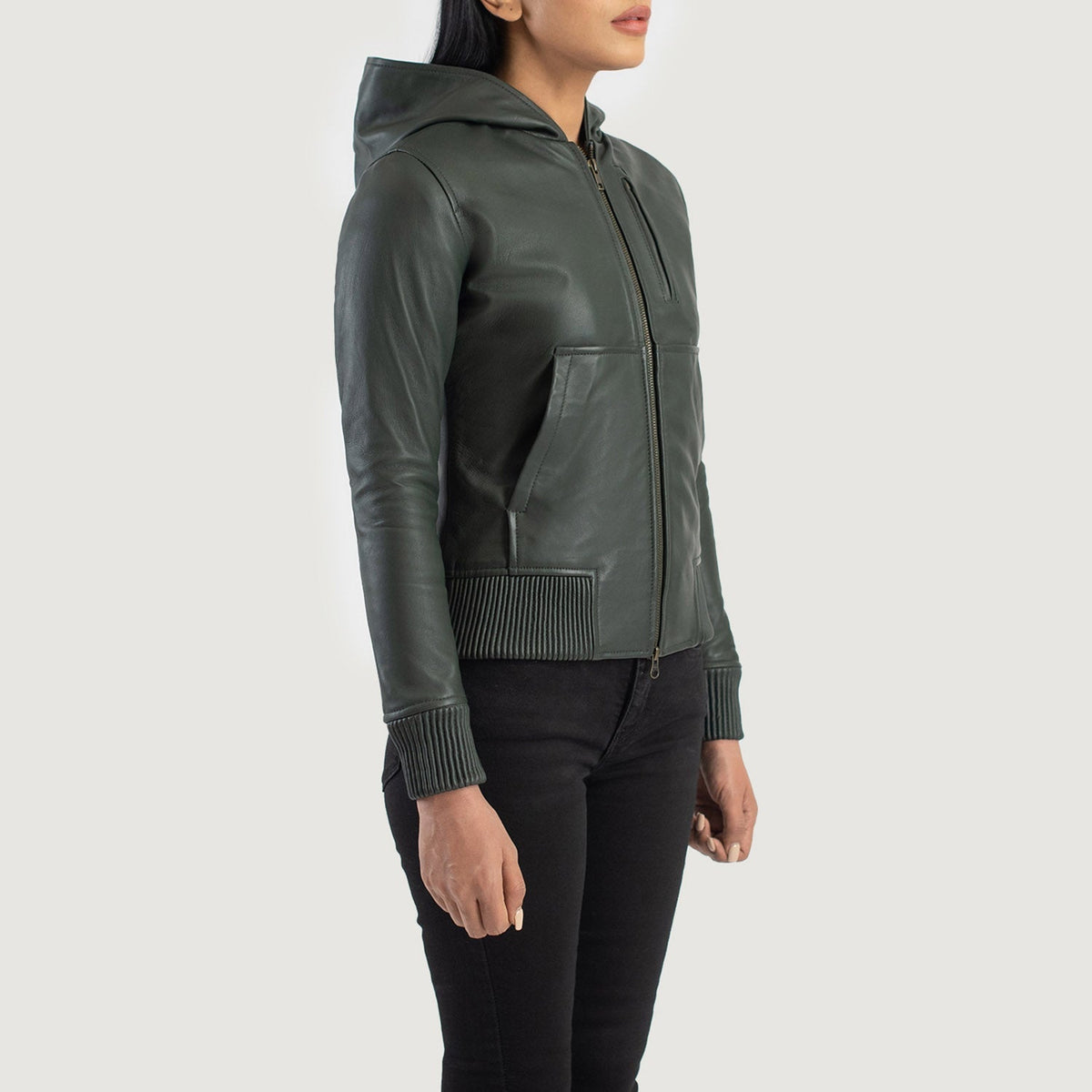 
Perspetiva vestida de Luna Blue Hooded Leather Bomber Jacket no modelo com caimento natural à luz do dia