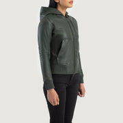 
Perspetiva vestida de Luna Blue Hooded Leather Bomber Jacket no modelo com caimento natural à luz do dia