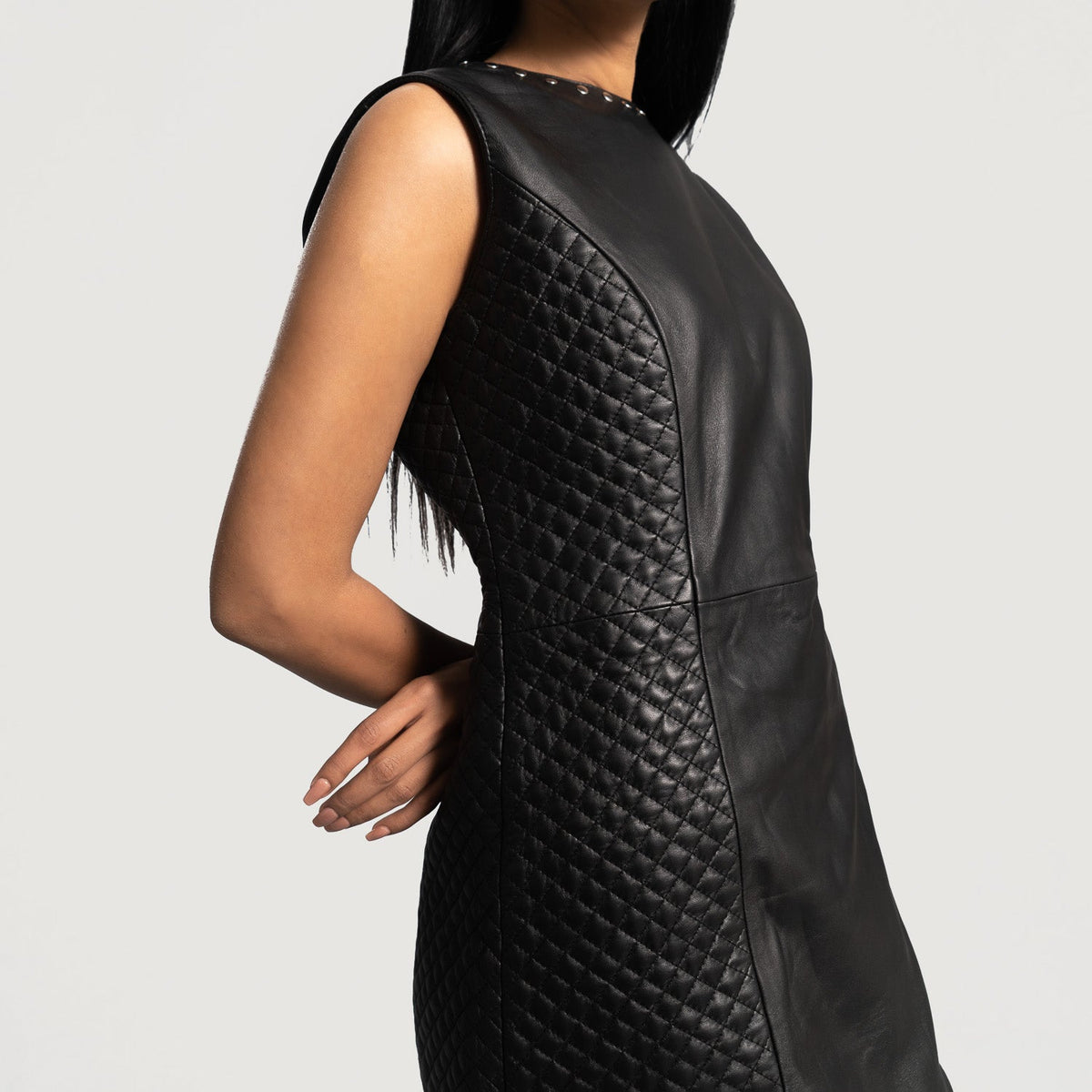 
Vista detalhada of Classic Collar & Zipper on back Hardware on Luxe Preto Leather Dress para Mulher