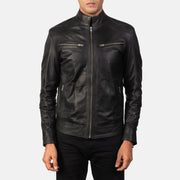 Close-Up Detail of Band &amp; Zipper Hardware on Men's Mack Preto Blusão Biker de Couro para Homem