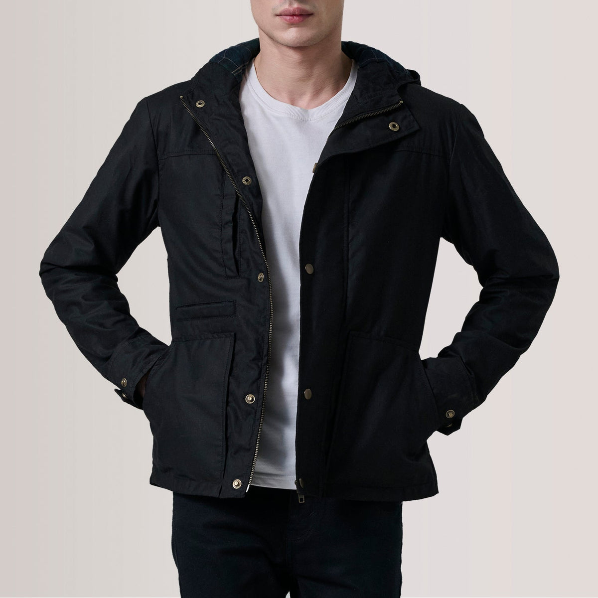 Marlo Preto Canvas Hooded Work Blusão de Couro para Homem For Men in Black Waxed Cotton Canvas - Front Profile View &amp; Tailored Silhouette | Buy Online