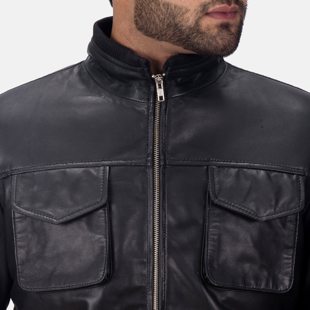
Maurice Preto Jaqueta de Couro para Homem - Vista lateral mostrando o corte ergonómico de mangas