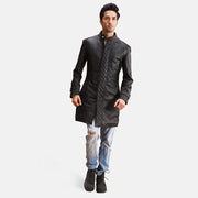 Close-Up Detail of Band with snap button &amp; Zipper with button flap Hardware on Men's Midlander Acolchoado Preto Casaco de Couro para Homem