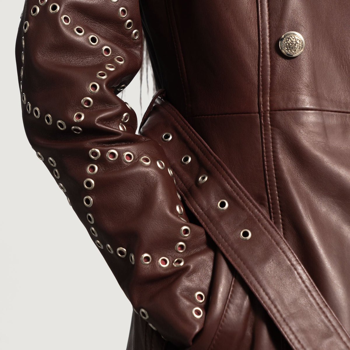 Close-Up Detail of Notch &amp; Button &amp; Waist belt Hardware on Women's Missoni Bordô Trench Casaco de Couro de Couro de Couro para Mulher