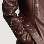 Close-Up Detail of Notch &amp; Button &amp; Waist belt Hardware on Women's Missoni Bordô Trench Casaco de Couro de Couro de Couro para Mulher