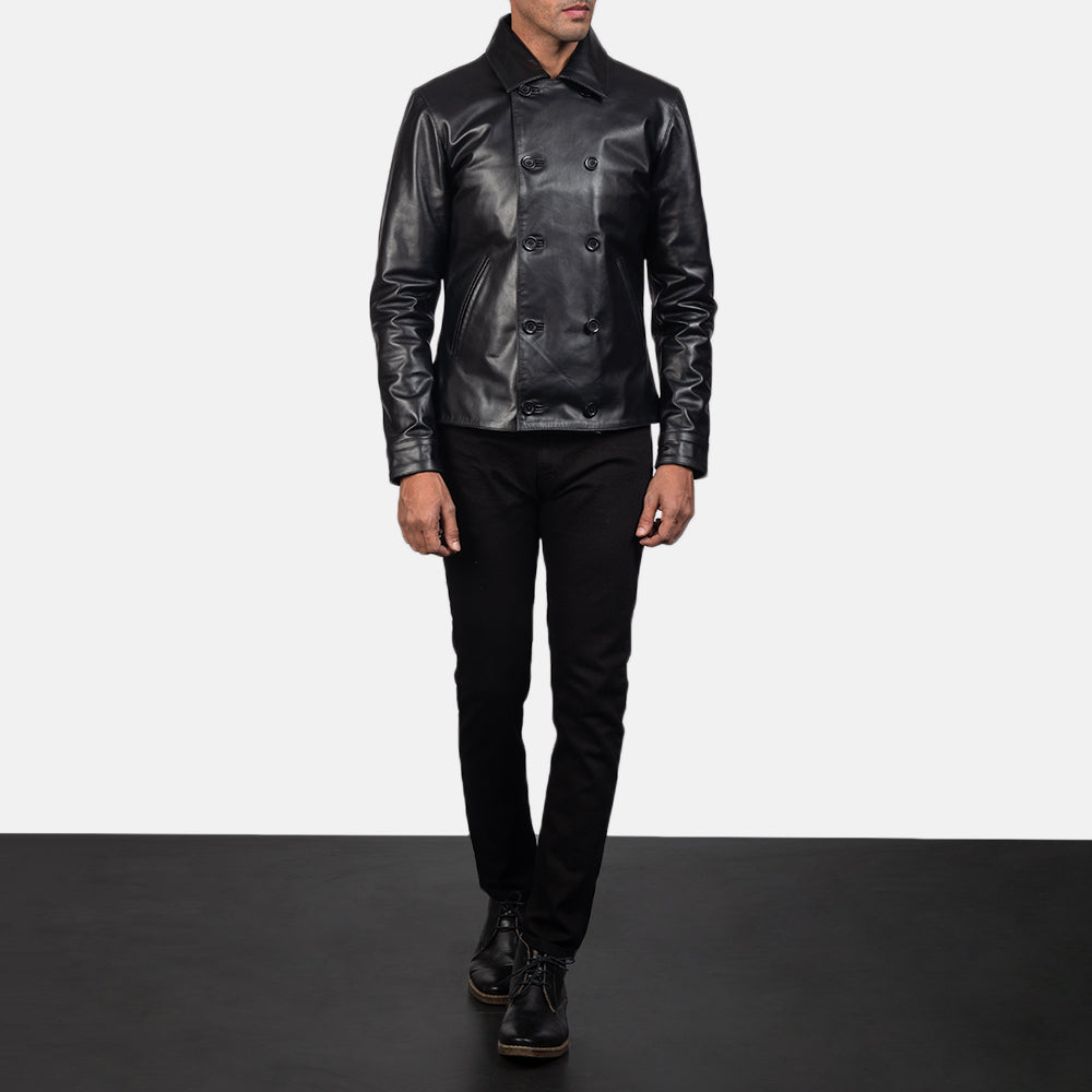 
Mod Preto Leather Peacoat para Homem - Vista lateral mostrando o corte ergonómico de mangas