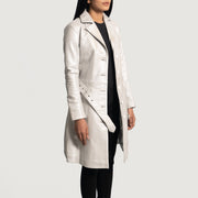 
Moonlight Silver Trench Casaco em Couro em Couro em Couro para Mulher - Vista lateral mostrando o corte ergonómico de mangas