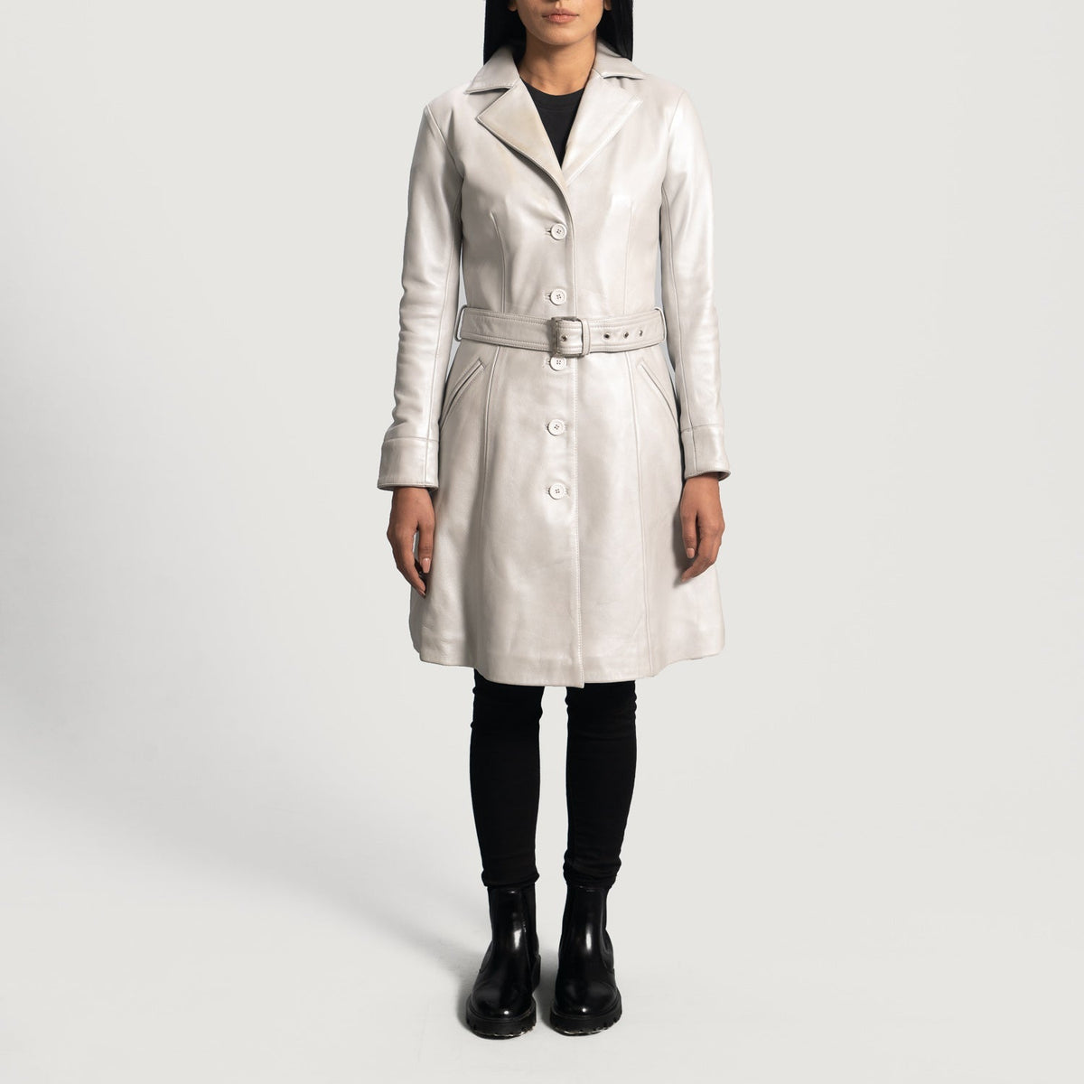 
Vista detalhada of Notch & Button Hardware on Moonlight Silver Trench Casaco em Couro em Couro em Couro para Mulher
