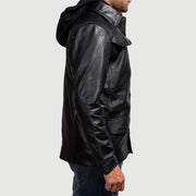 Close-Up Detail of Shirt &amp; Zipper with Button Flap Hardware on Men's Moulder Hooded Preto Blusão de Couro para Homem