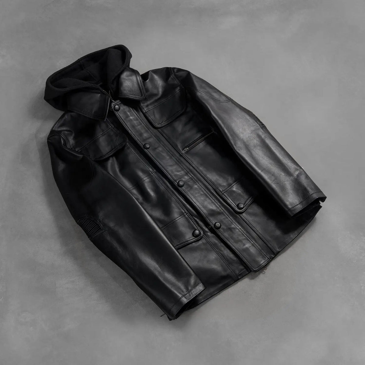 Zipper &amp; Hem Craftsmanship Construction Detail on Men's Moulder Hooded Preto Blusão de Couro para Homem