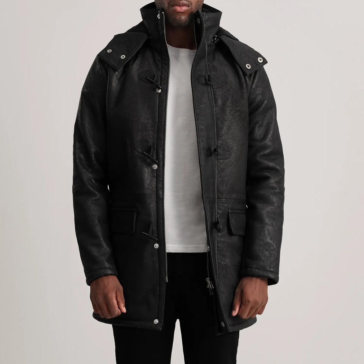 
Nolan Black Snuffed Leather Duffle Coat in Distressed Black Sheepskin Snuffed - Vista frontal e silhueta ajustada | Comprar online