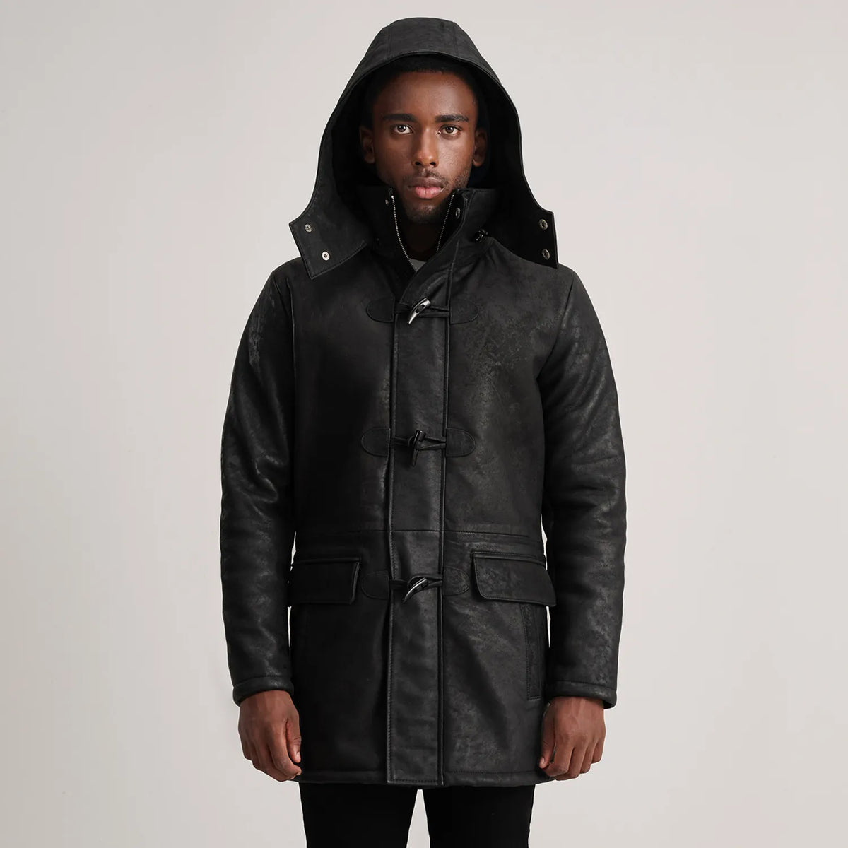 
Vista detalhada of Band collar & Zipper with Toggle button Hardware on Nolan Black Snuffed Leather Duffle Coat