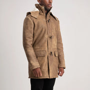 
Perspetiva vestida de Nolan Black Snuffed Leather Duffle Coat no modelo com caimento natural à luz do dia