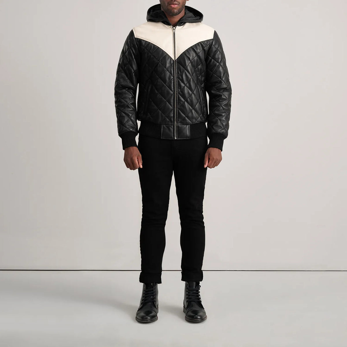 
Norman Tan Hooded Bomber Leather Puffer Jacket - Vista lateral mostrando o corte ergonómico de mangas