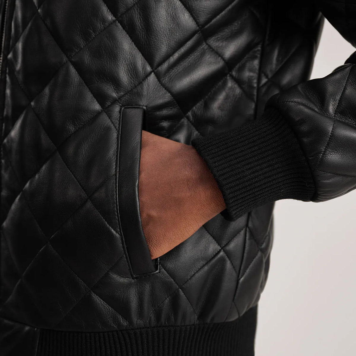 
Vista interior Showing Quilted Polyester Lining & Dois bolsos interiores funcionais