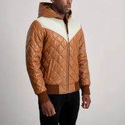 
Perspetiva vestida de Norman Tan Hooded Bomber Leather Puffer Jacket no modelo com caimento natural à luz do dia