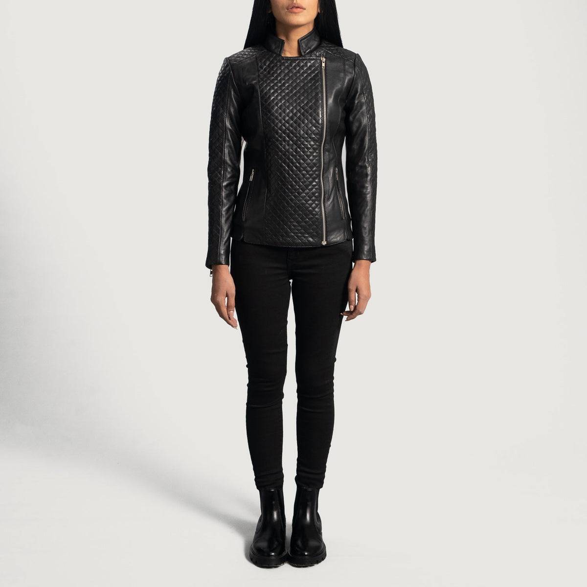 Close-Up Detail of Band &amp; Zipper Hardware on Women's Orient Grain Acolchoado Preto Blusão Biker de Couro para Mulher
