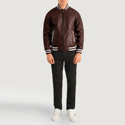 Pascal Bordô Leather Varsity Blusão de Couro para Homem - Lateral Side Profile View Showing Sleeve Cut &amp; Athletic Taper Fit
