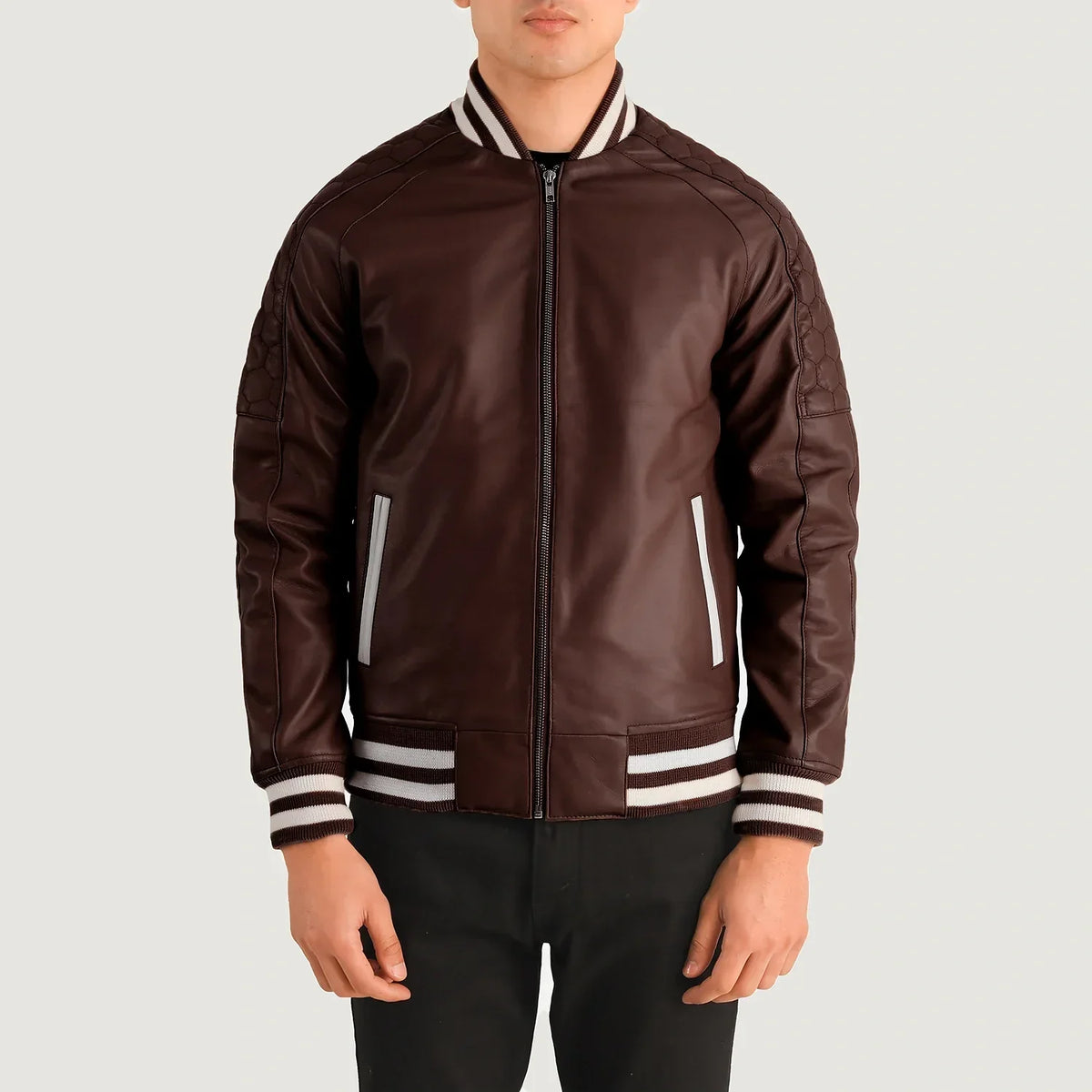 Close-Up Detail of Varsity collar &amp; Zipper Hardware on Pascal Bordô Leather Varsity Blusão de Couro para Homem