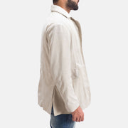 Close-Up Detail of Notch &amp; Button Hardware on Men's Professor By Day Suede Blazer de Couro para Homem