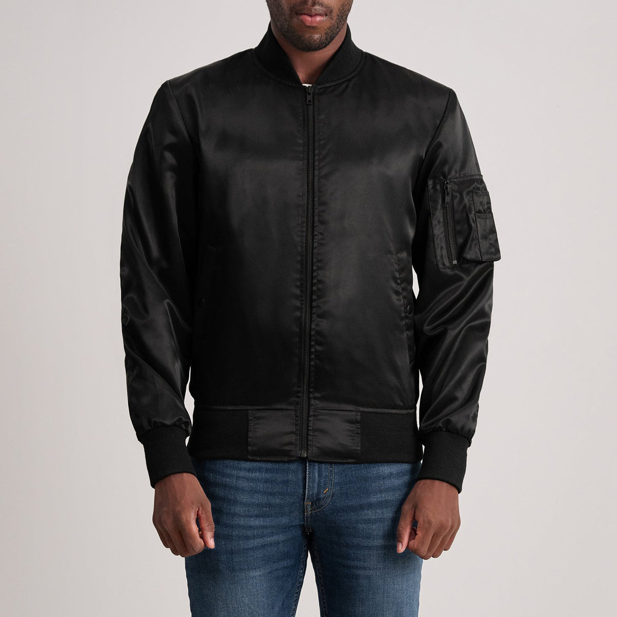 Quinton MA-1 Preto Blusão Bomber de Couro para Homem in Black Satin - Front Profile View &amp; Tailored Silhouette | Buy Online