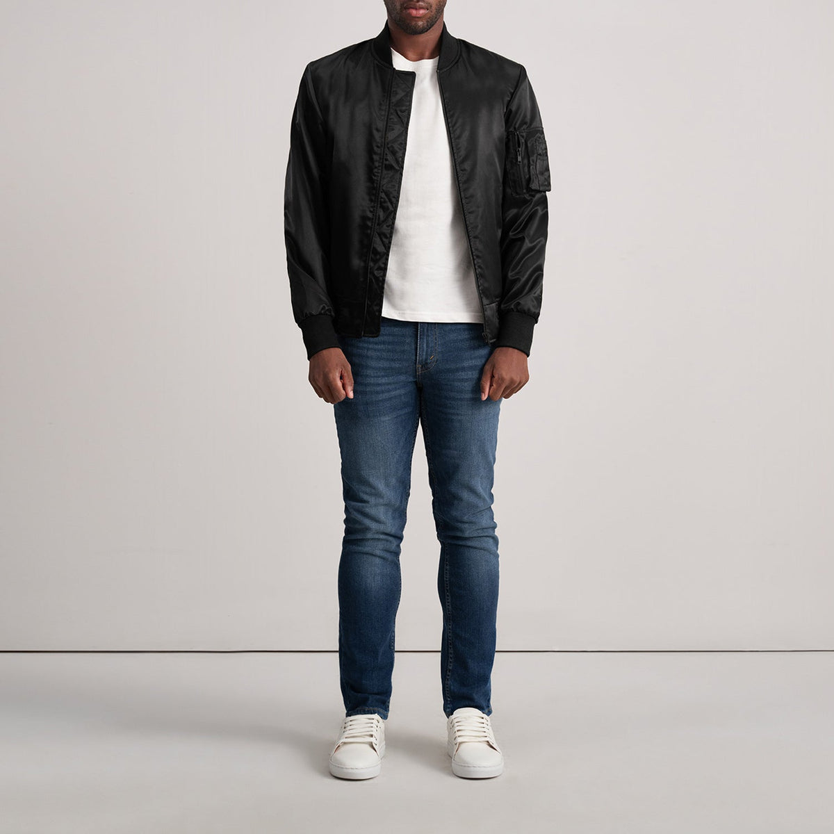 Close-Up Detail of Varsity &amp; Zipper Hardware on Quinton MA-1 Preto Blusão Bomber de Couro para Homem
