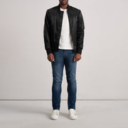 Close-Up Detail of Varsity &amp; Zipper Hardware on Quinton MA-1 Preto Blusão Bomber de Couro para Homem