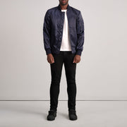 Close-Up Detail of Varsity &amp; Zipper Hardware on Quinton MA-1 Azul Blusão Bomber de Couro para Homem