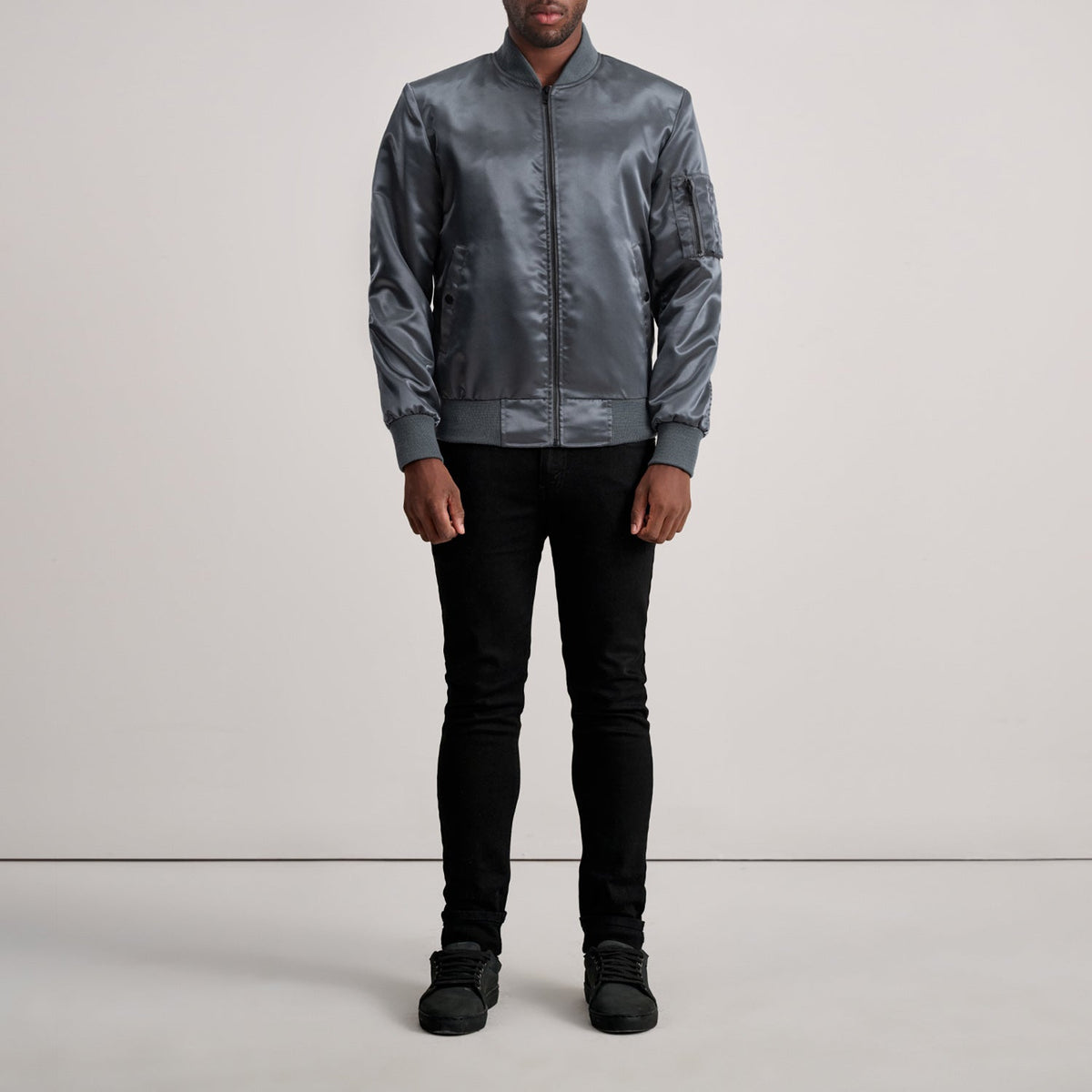 Close-Up Detail of Varsity &amp; Zipper Hardware on Quinton MA-1 Grey Blusão Bomber de Couro para Homem