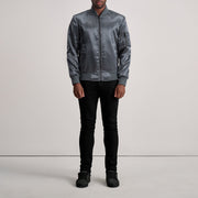Close-Up Detail of Varsity &amp; Zipper Hardware on Quinton MA-1 Grey Blusão Bomber de Couro para Homem