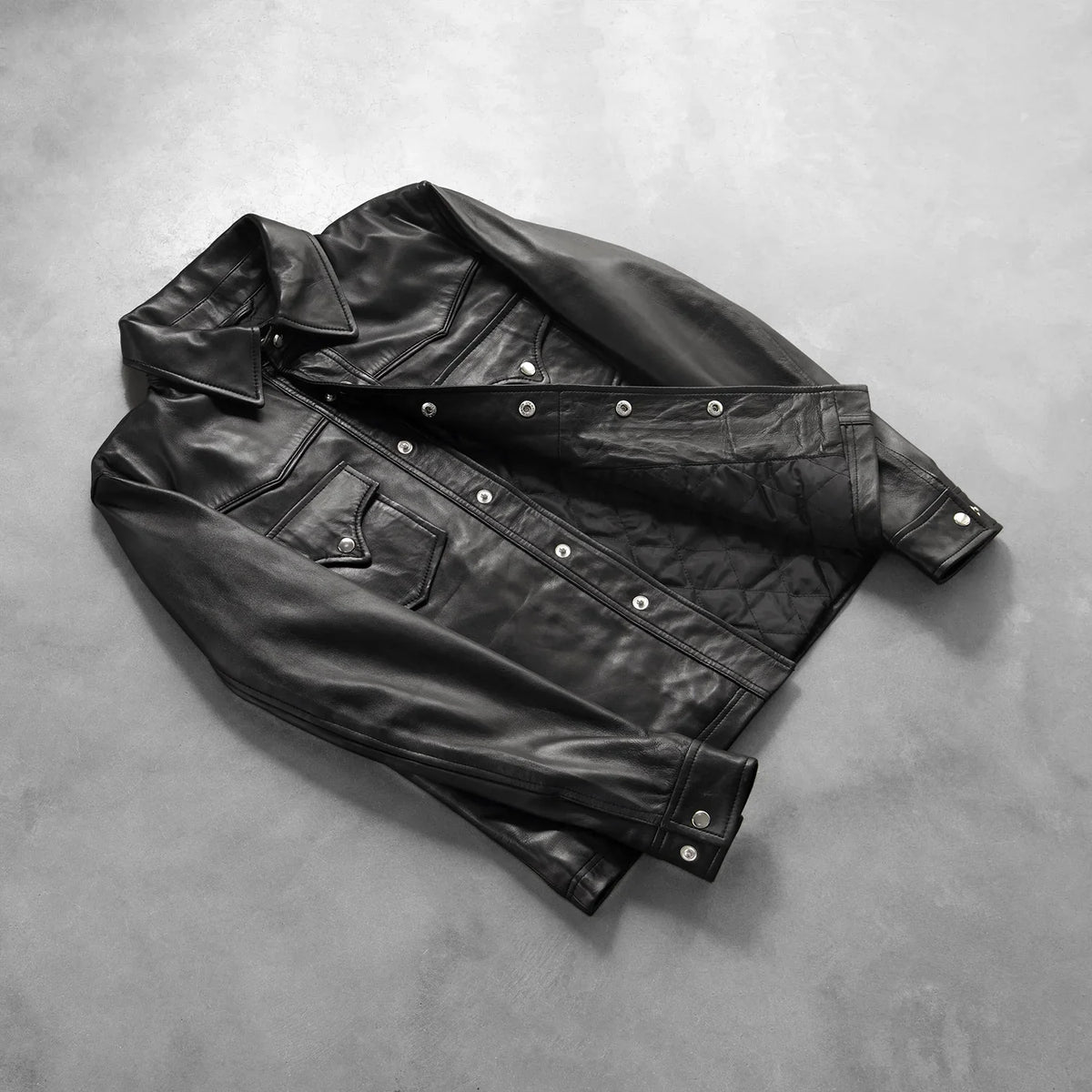 Button &amp; Hem Craftsmanship Construction Detail on Men's Ranchson Preto Leather Shirt para Homem