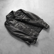 Button &amp; Hem Craftsmanship Construction Detail on Men's Ranchson Preto Leather Shirt para Homem