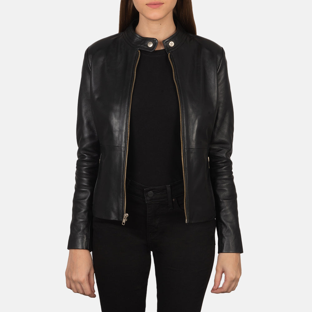 
Perspetiva vestida de Rave Brown Leather Biker Jacket no modelo com caimento natural à luz do dia